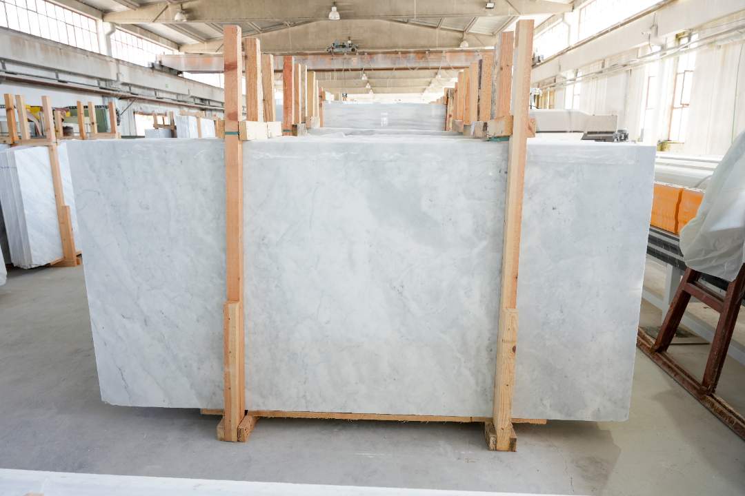 CARRARA MISTY Polished marble slab