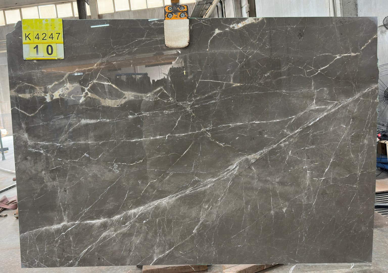 Latte Carisma Polished marble slab